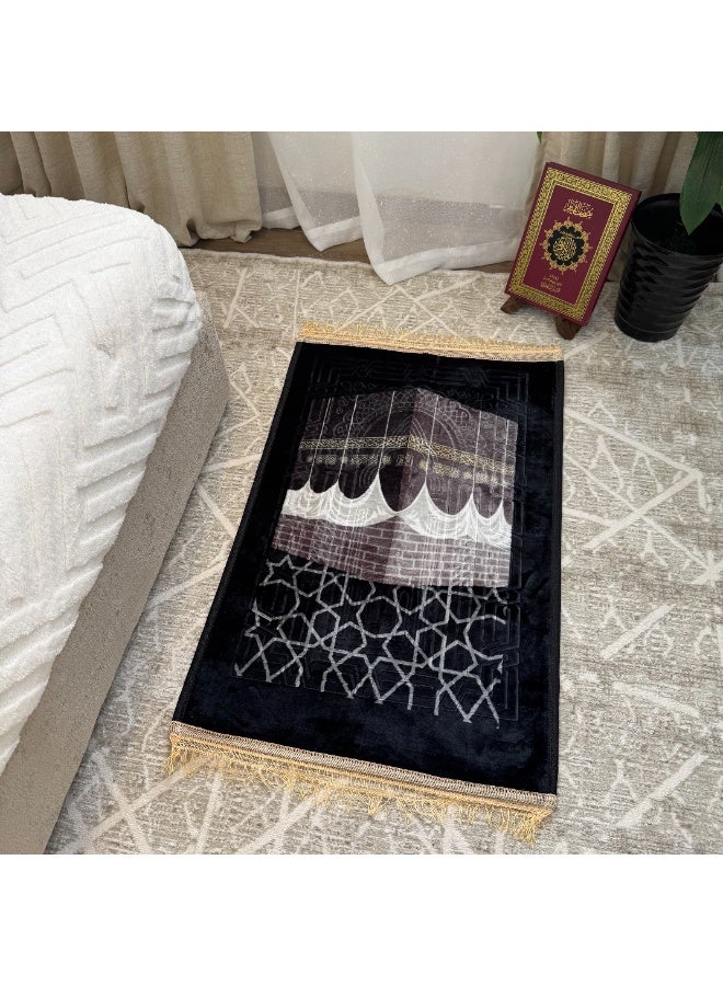 سجادتي باكج 1+1 سجادة صلاة الكعبة المشرفة ،تصميم مستوحى من الكعبة المشرفة، ناعمة ومريحة للاستخدام اليومي في المنزل والمسجد، خفيفة وسهلة الحمل مثالي لهدايا رمضان والعيد، مقاس 70×110 سم، باللون الأسود - Image 3